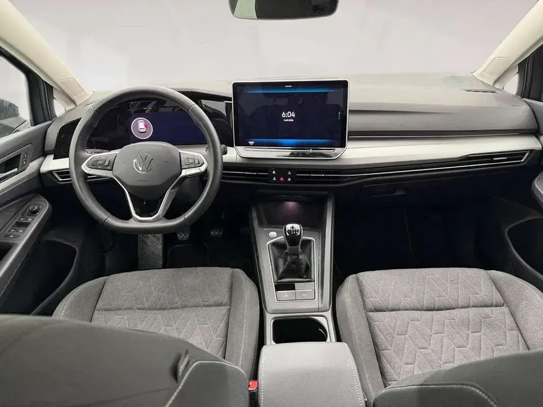 Usado VW Golf VIII Life 116 CV (85 kW) 2025 Gris Utilitario