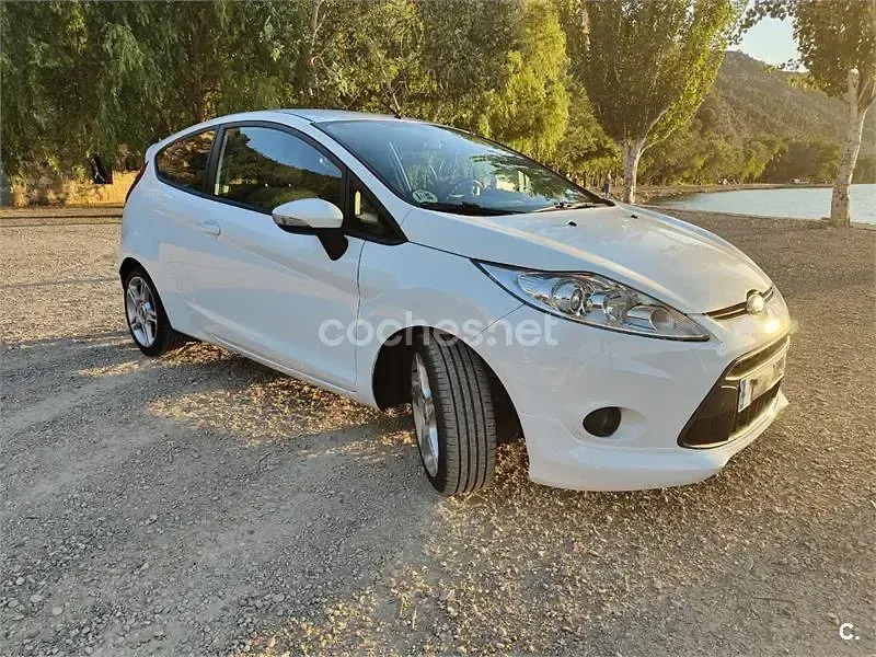 Usado Ford Fiesta 95 CV (69 kW) 2011 Blanco Berlina