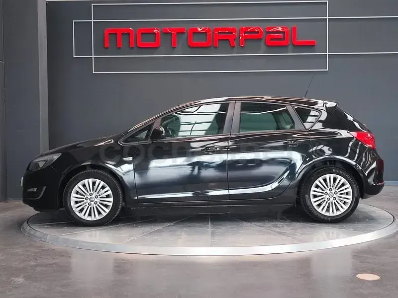 Usado Opel Astra Selective 110 CV (80 kW) 2013 Granate Berlina