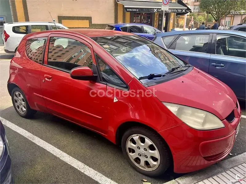 Usado Mitsubishi Colt Invite 95 CV (69 kW) 2006 Rojo Berlina