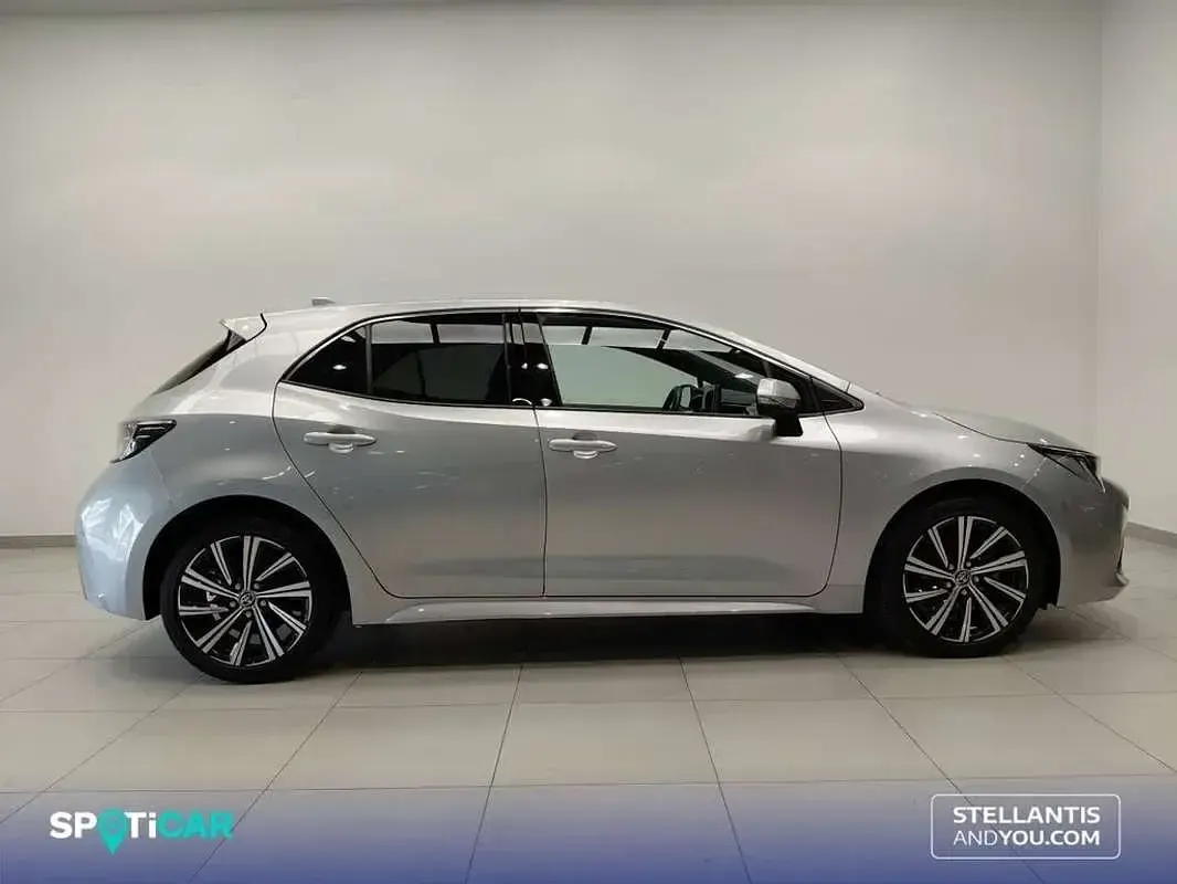 Usado Toyota Corolla Style 122 CV (89 kW) 2023 Gris Berlina