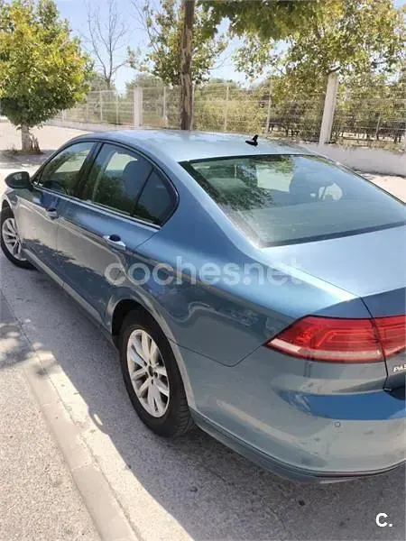 Usado VW Passat 120 CV (88 kW) 2016 Azul Berlina