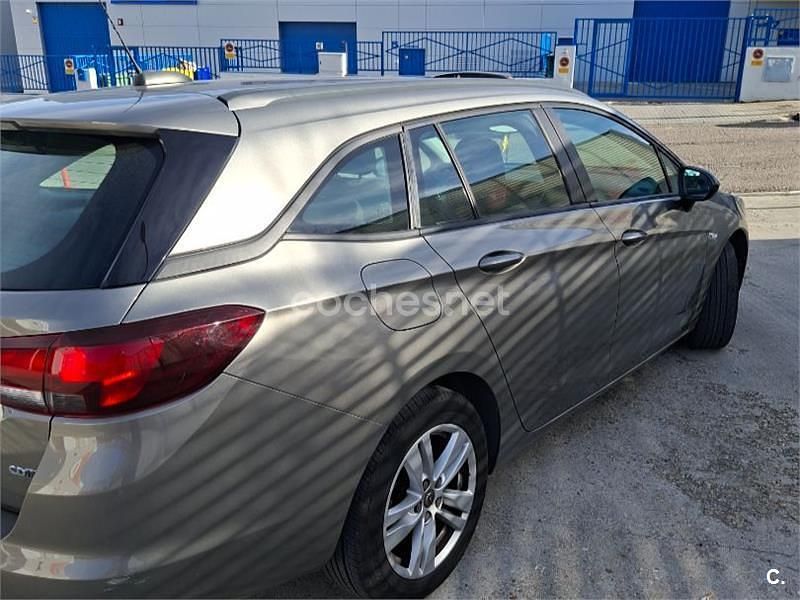 Usado Opel Astra Dynamic 110 CV (80 kW) 2017 Beige Familiar