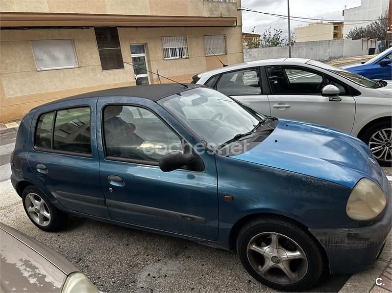 Usado Renault Clio II 60 CV (44 kW) 2000 Azul Berlina