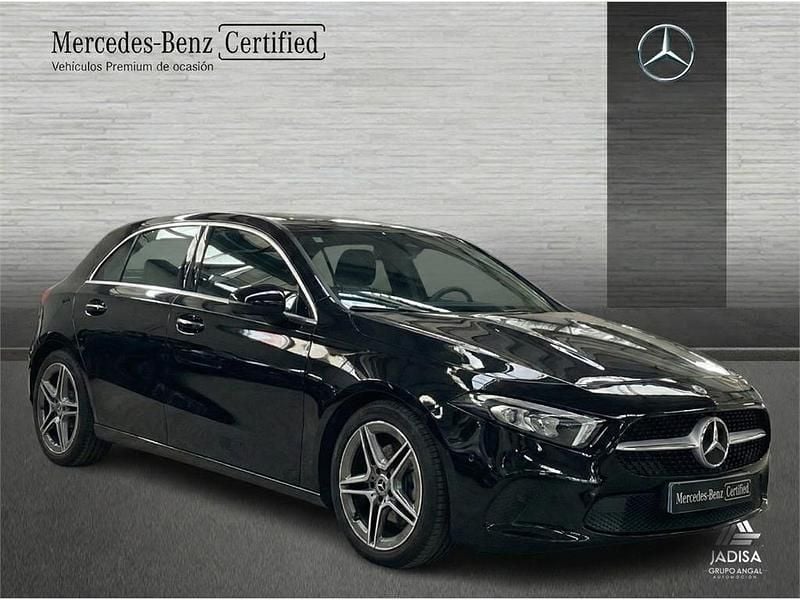 Usado Mercedes A180 AMG line 136 CV (100 kW) 2025 Negro cosmos Berlina