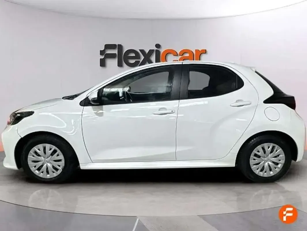 Usado Toyota Yaris Active 111 CV (81 kW) 2020 Blanco Utilitario