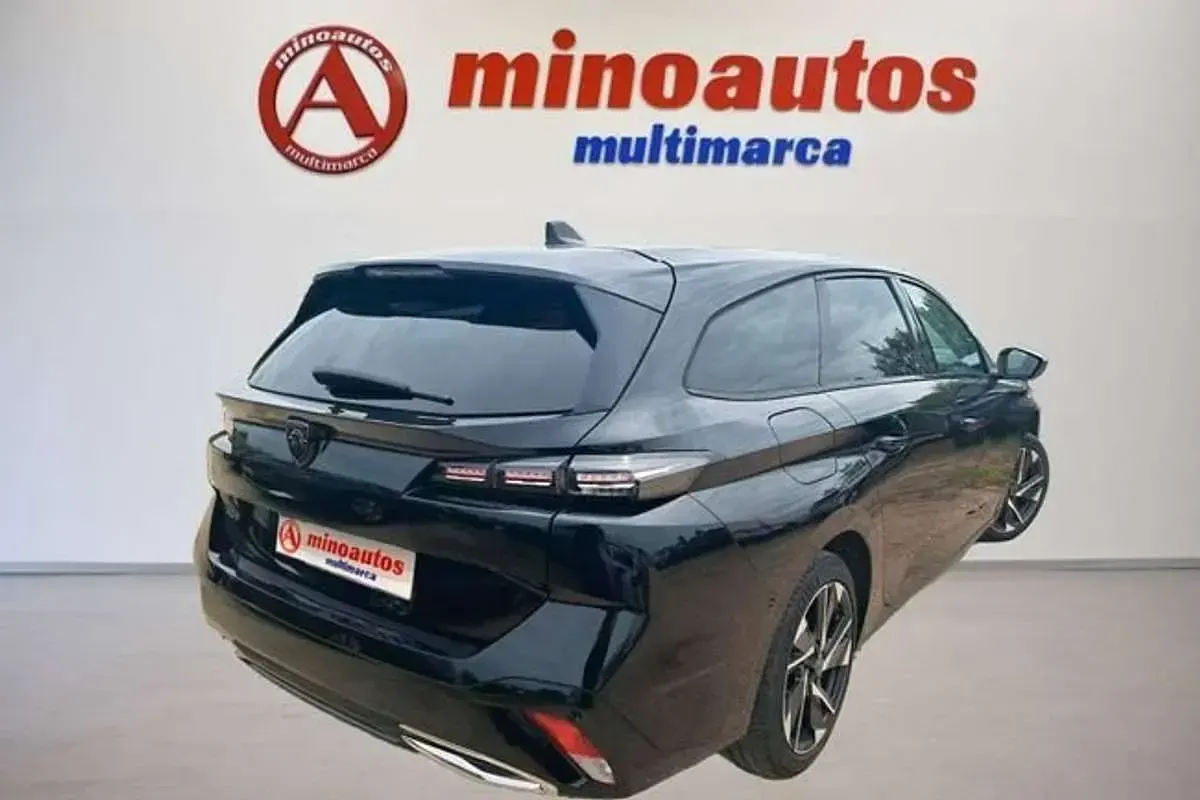 Usado Peugeot 308 Allure 131 CV (96 kW) 2023 Negro Familiar
