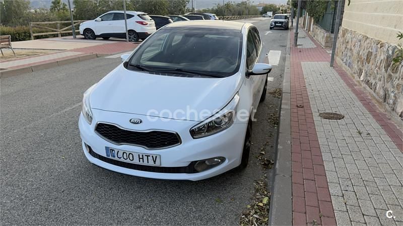 Blanco Usado 2013 Kia Ceed GT Berlina | 6700 € (Precio justo) - Imagen 1/4