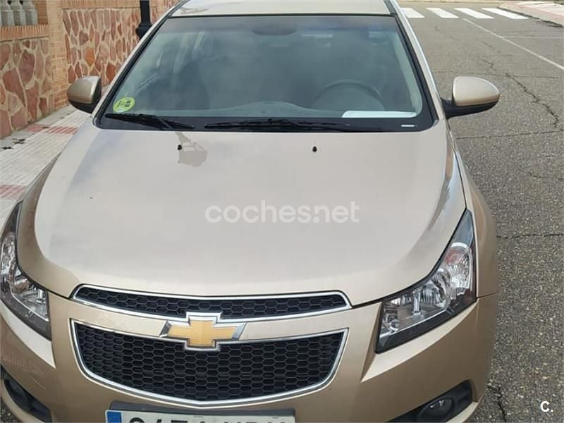 Usado Chevrolet Cruze LS 163 CV (119 kW) 2012 Beige Berlina
