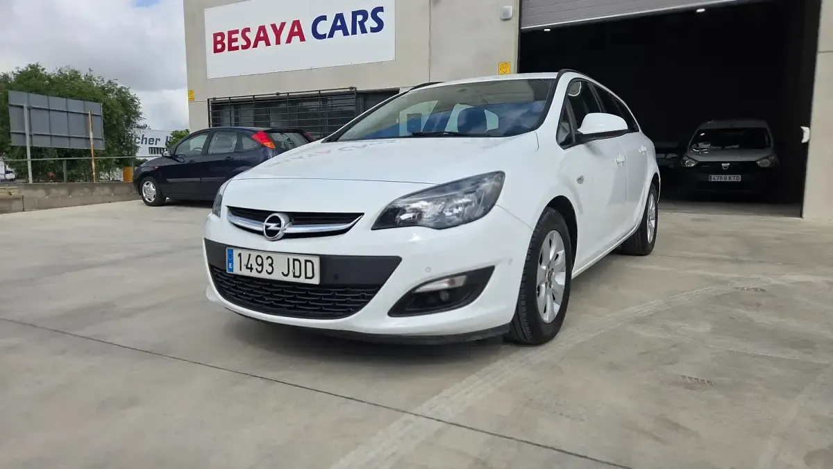 Usado Opel Astra Selective 140 CV (102 kW) 2015 Blanco Familiar