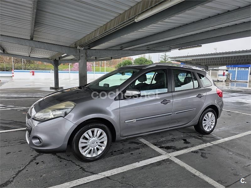 Usado Renault Clio GrandTour Dynamique 90 CV (66 kW) 2012 Gris / plata Familiar