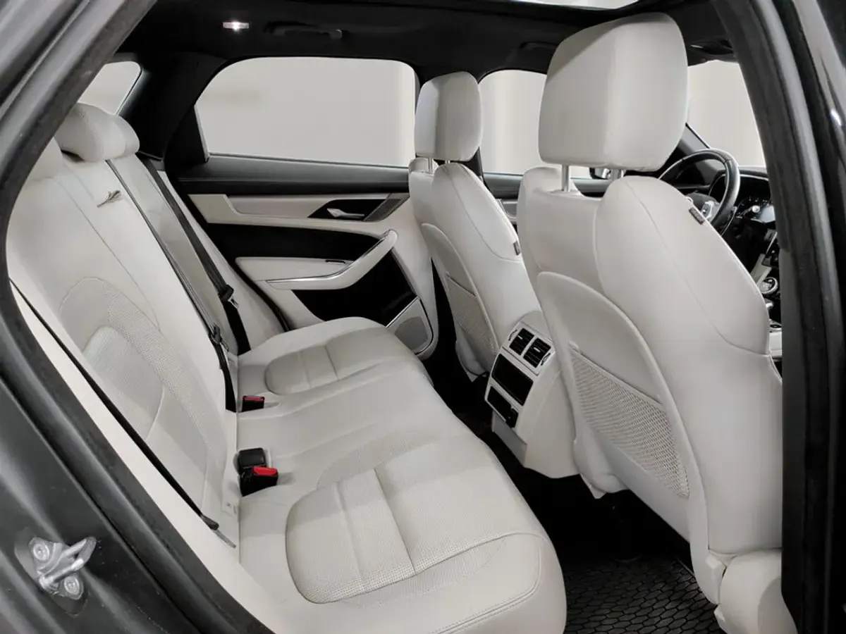 Usado Jaguar F-Pace R-Dynamic 300 CV (220 kW) 2025 Negro SUV