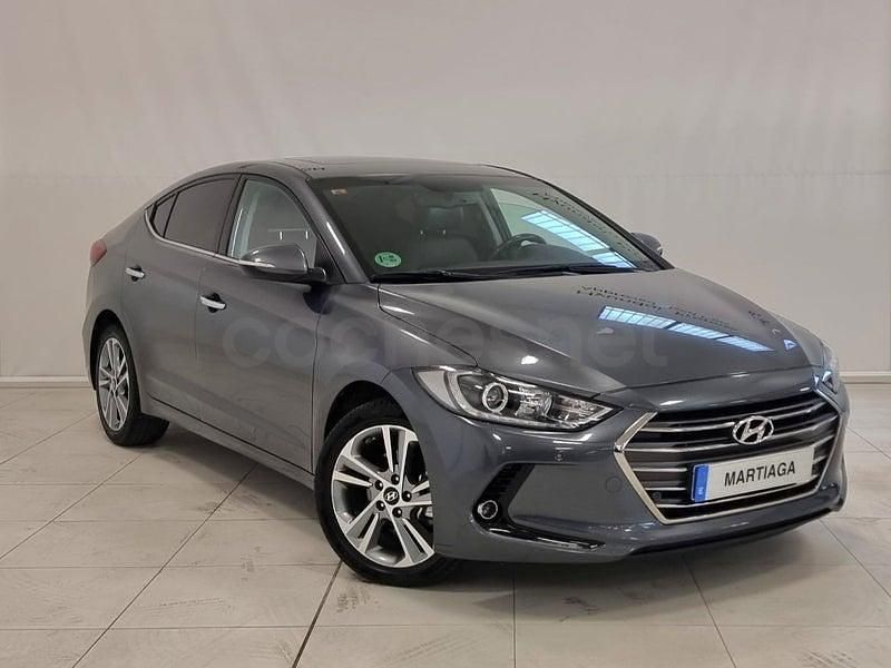 Usado Hyundai Elantra Style 136 CV (100 kW) 2017 Gris / plata Berlina