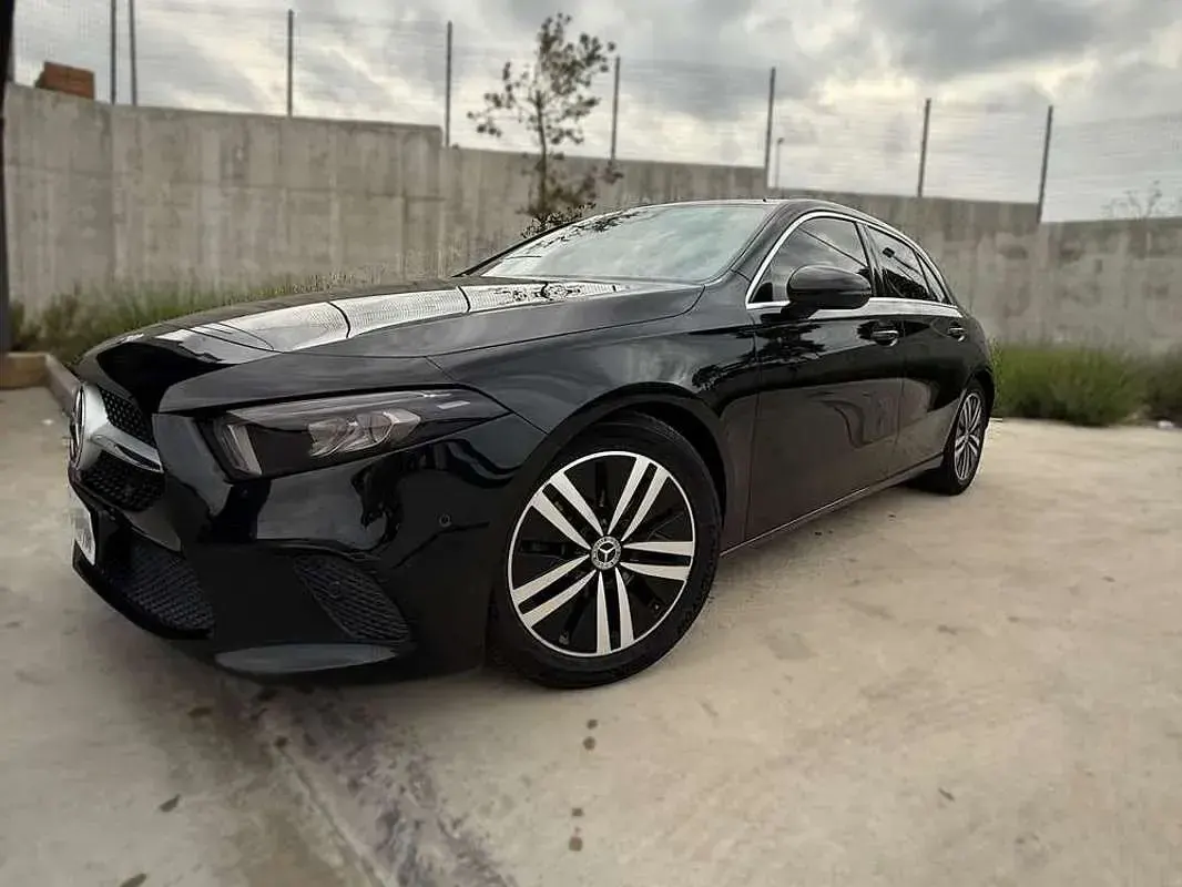 Usado Mercedes A180 109 CV (80 kW) 2020 Negro Utilitario