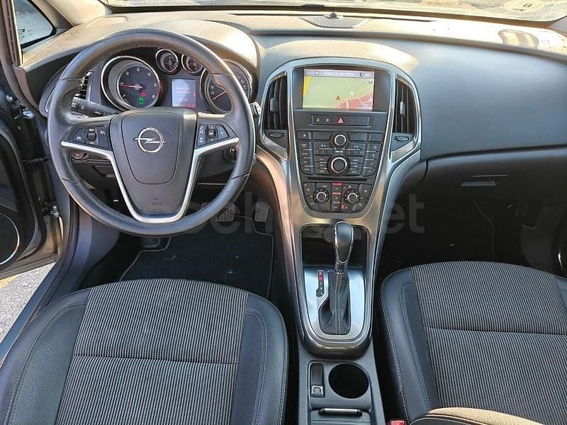 Usado Opel Astra Excellence 165 CV (121 kW) 2012 Gris / plata Berlina