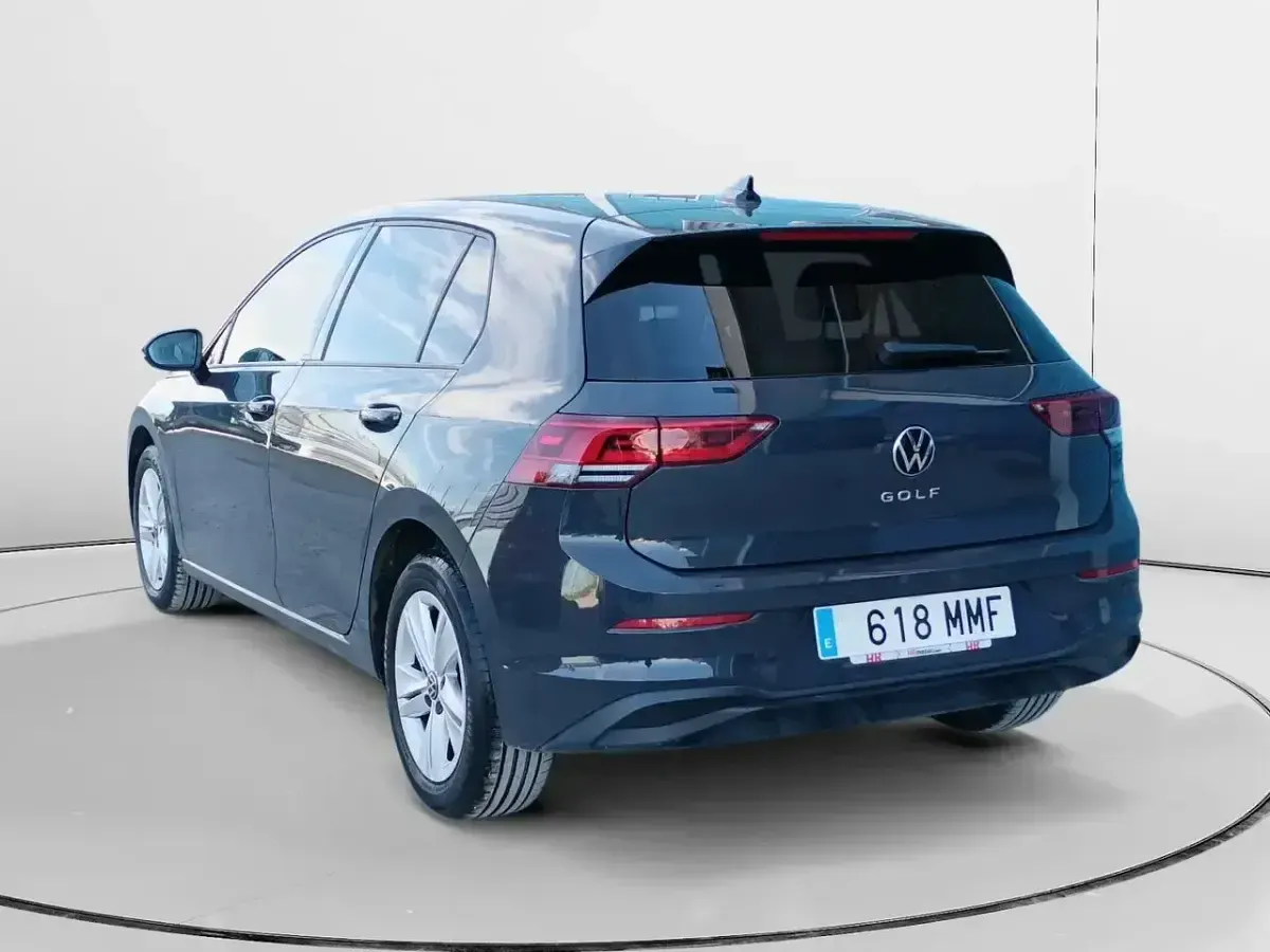 Usado VW Golf VIII Life 116 CV (85 kW) 2023 Gris / plata Berlina