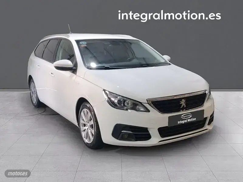 Usado Peugeot 308 SW Style 130 CV (95 kW) 2020 Blanco Familiar