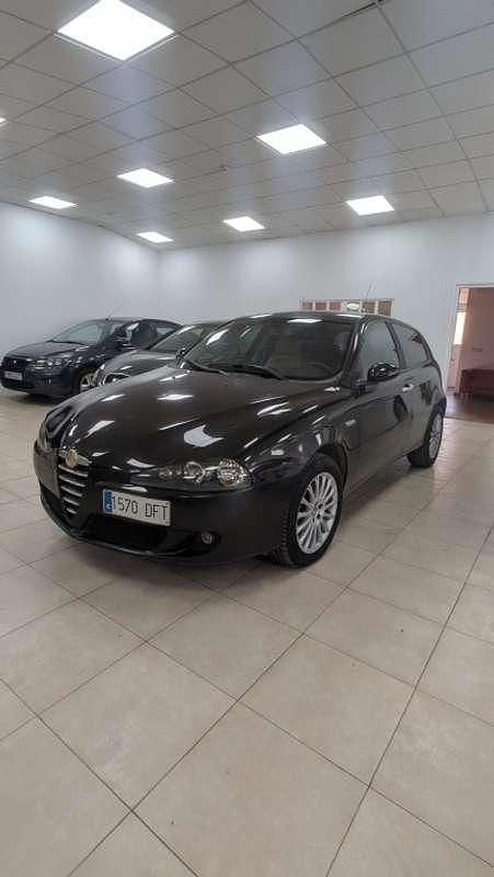 Negro Usado 2005 Alfa Romeo 147 Distinctive Utilitario | 3190 € (Buen precio) - Imagen 1/4