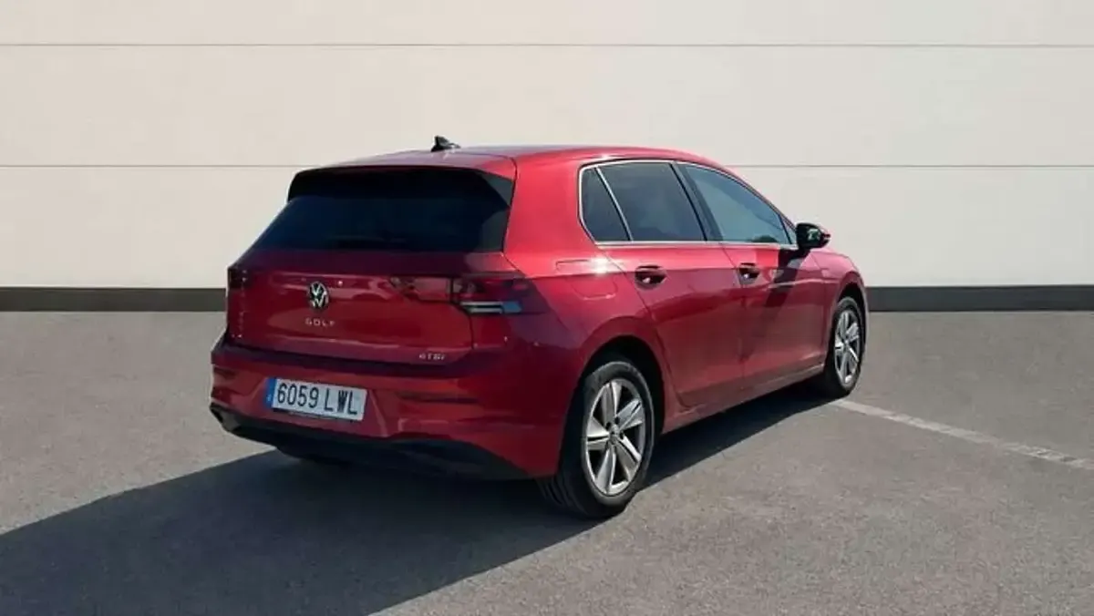 Usado VW Golf VIII Life 110 CV (80 kW) 2022 Rojo Berlina