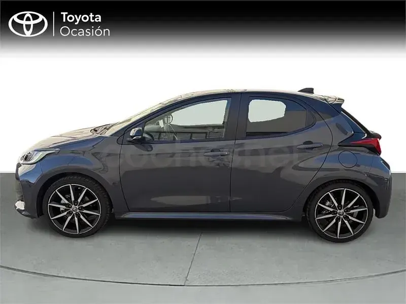 Usado Toyota Yaris Hybrid Plus 130 CV (95 kW) 2025 Gris / plata Berlina
