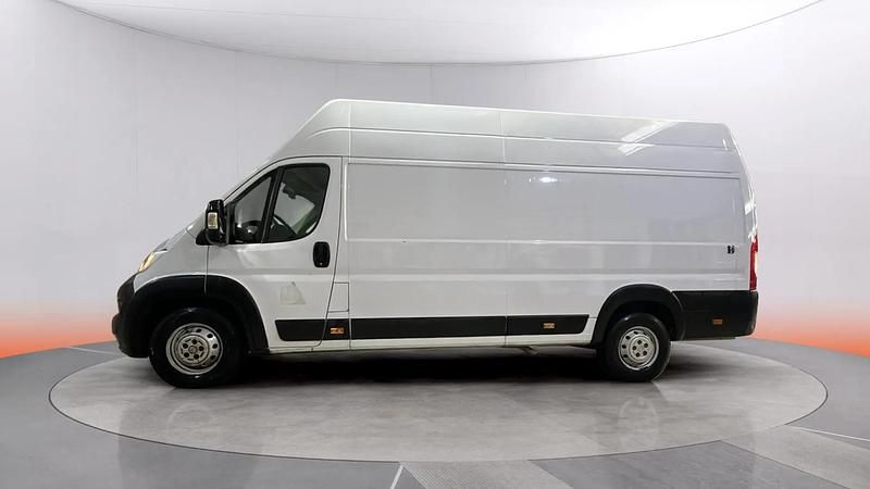 Usado Citroën Jumper 140 CV (102 kW) 2021 Blanco Monovolumen
