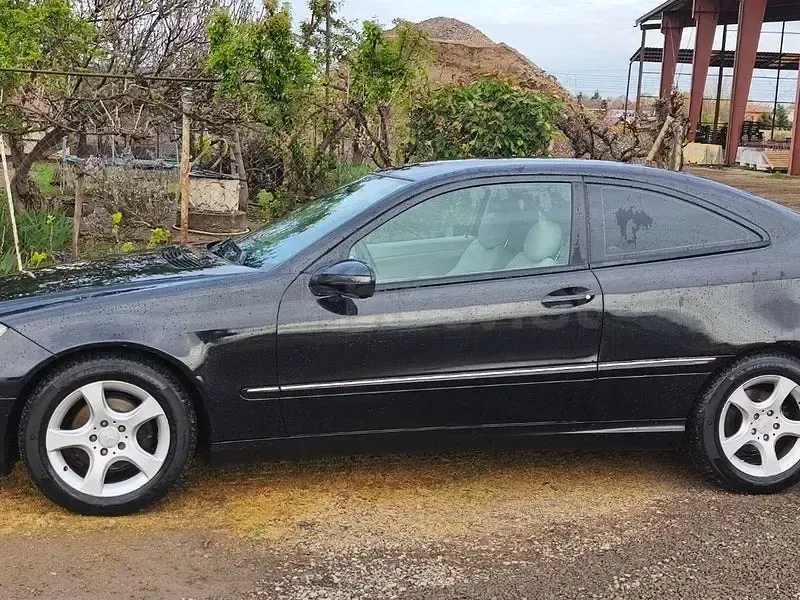 Usado Mercedes CLC200 122 CV (89 kW) 2009 Negro Coupe