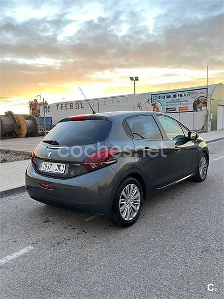 Usado Peugeot 208 Style 82 CV (60 kW) 2017 Gris / plata Utilitario