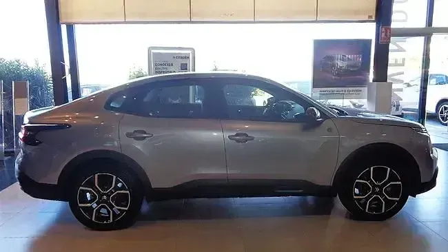 Usado Citroën e-C4 Feel 100 kW (136 HP) 2024 Cinzento Sedan