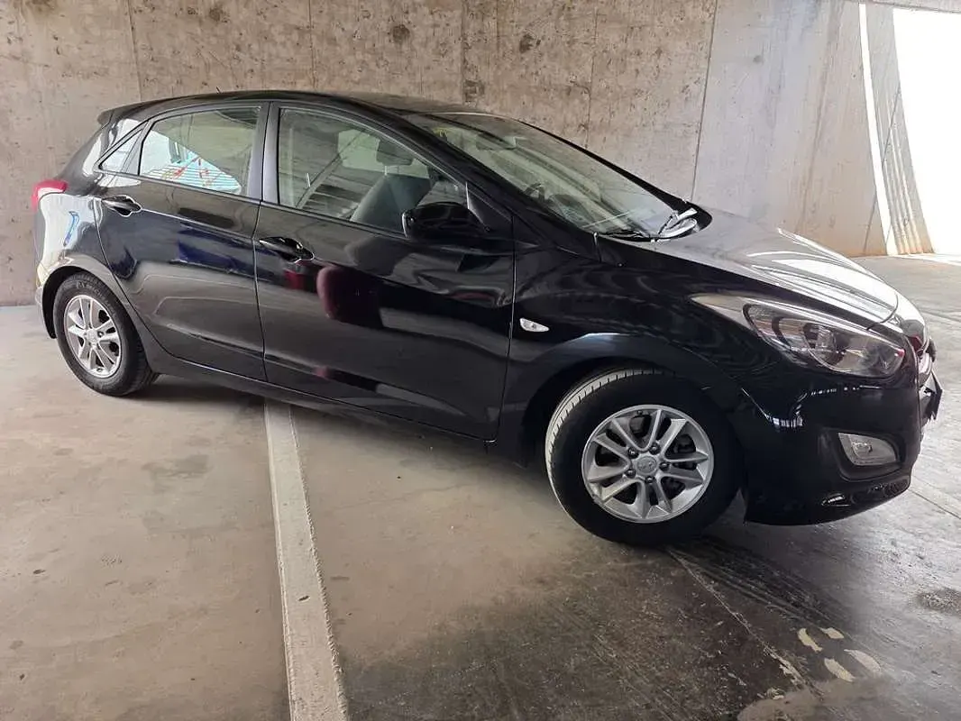 Usado Hyundai i30 100 CV (73 kW) 2015 Negro Utilitario