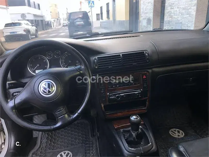 Usado VW Passat Edition 101 CV (74 kW) 2003 Gris / plata Familiar