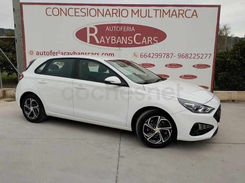Usado Hyundai i30 116 CV (85 kW) 2021 Blanco Berlina