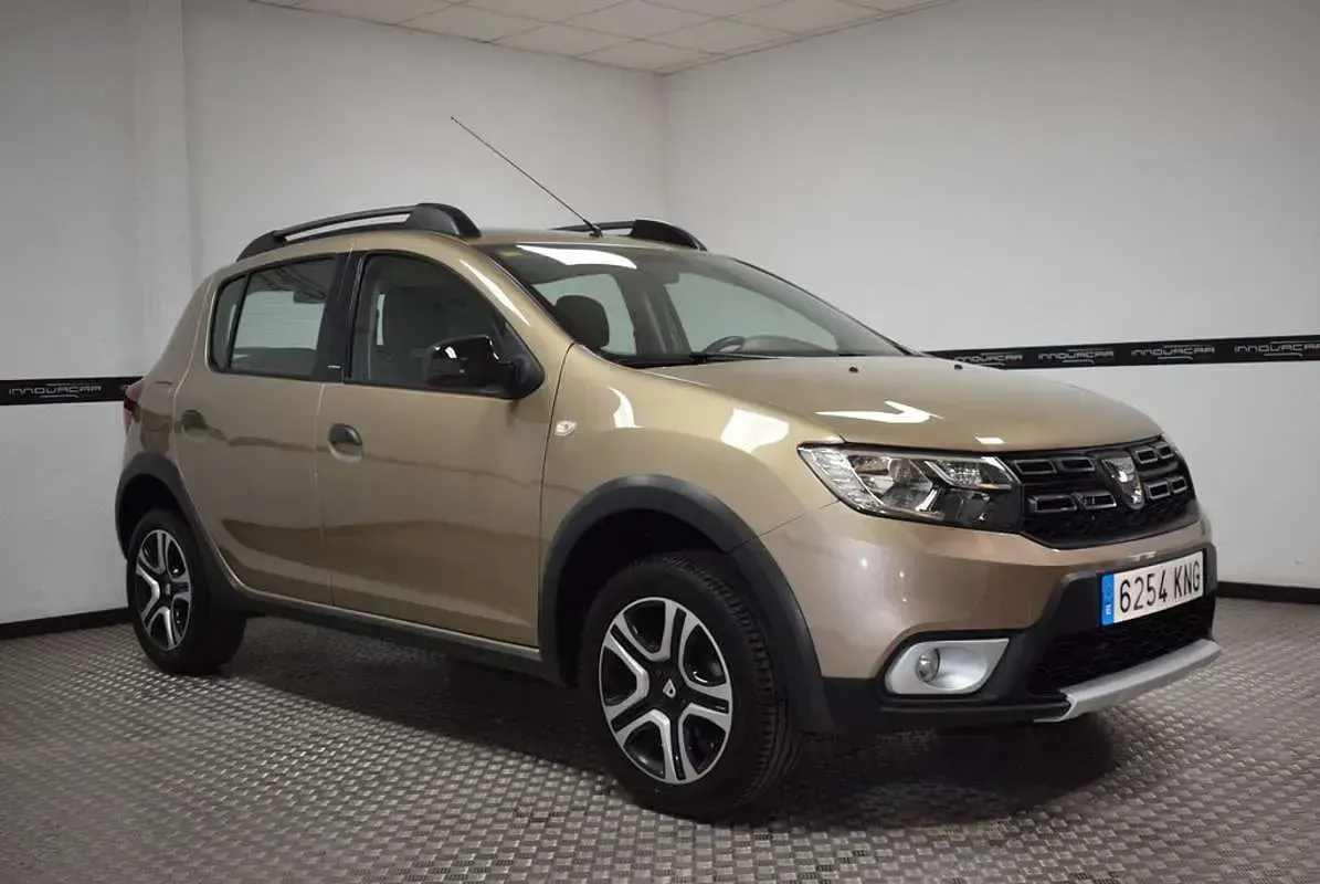 Usado Dacia Sandero Essentiel 90 CV (66 kW) 2018 Beige Utilitario