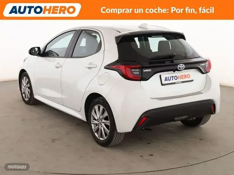 Usado Toyota Yaris Hybrid Active 116 CV (85 kW) 2022 Blanco Berlina