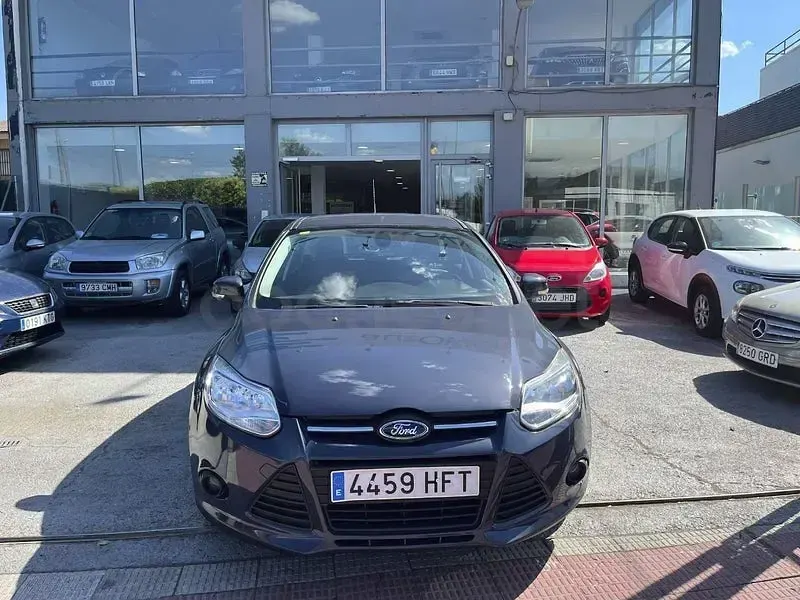 Usado Ford Focus Trend 105 CV (77 kW) 2011 Gris / plata Berlina