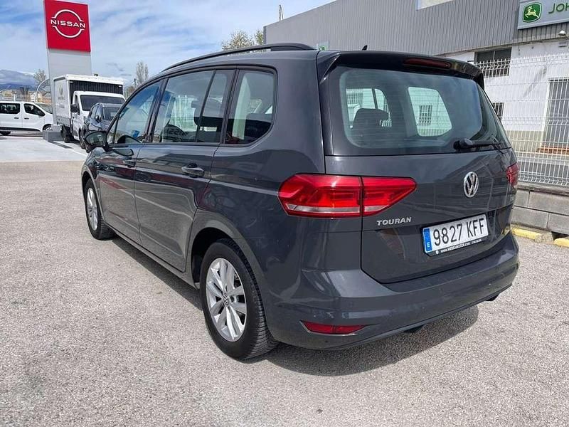 Usado VW Touran Edition 110 CV (80 kW) 2017 Gris Monovolumen