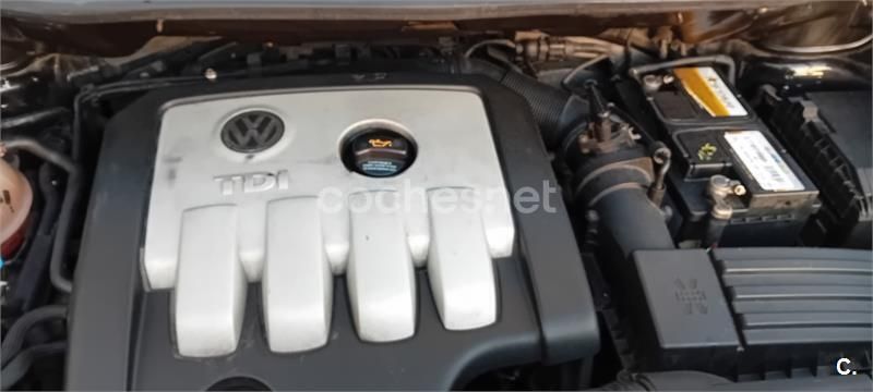 Usado VW Touran Highline 136 CV (100 kW) 2004 Gris / plata Monovolumen