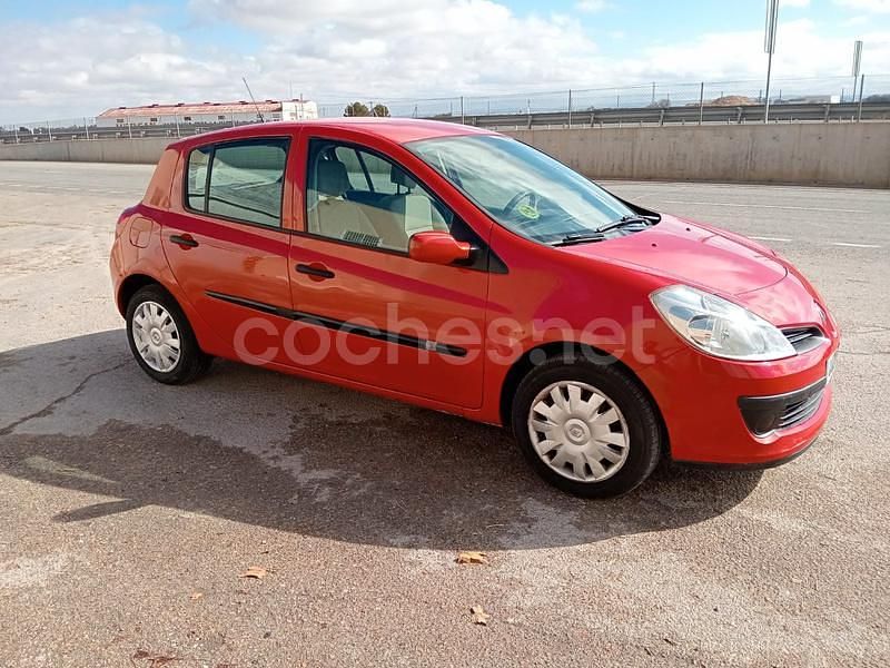 Usado Renault Clio II Dynamique 85 CV (62 kW) 2007 Rojo Berlina