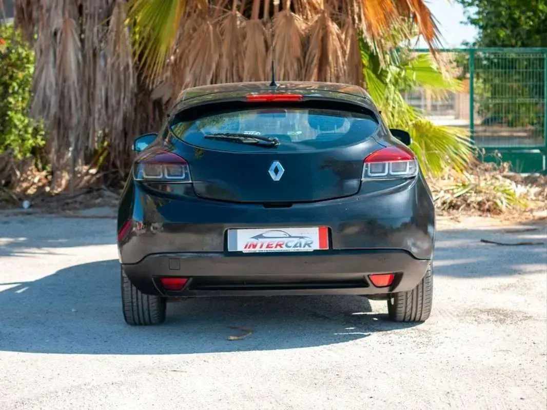 Usado Renault Mégane Dynamique 105 CV (77 kW) 2009 Negro Berlina