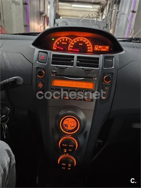 Gris / plata Usado 2009 Toyota Yaris Berlina | 4800 € (Precio justo) - Imagen 1/4