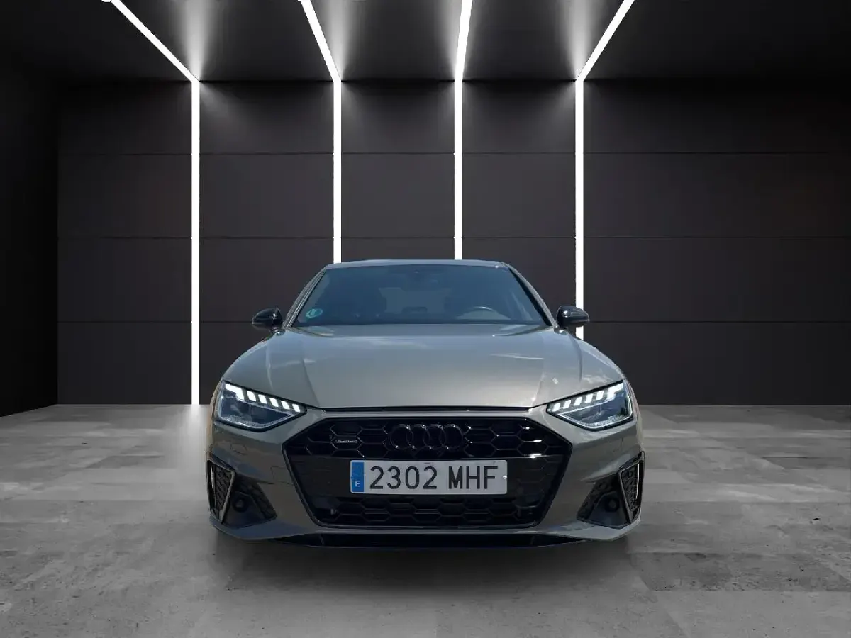Usado Audi A4 204 CV (150 kW) 2023 Gris metalizado Berlina