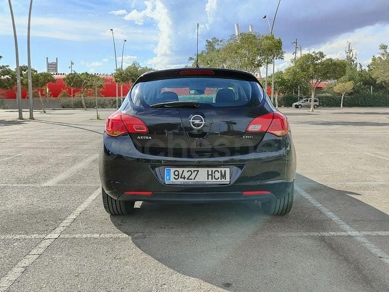 Usado Opel Astra Selective 110 CV (80 kW) 2011 Negro Berlina