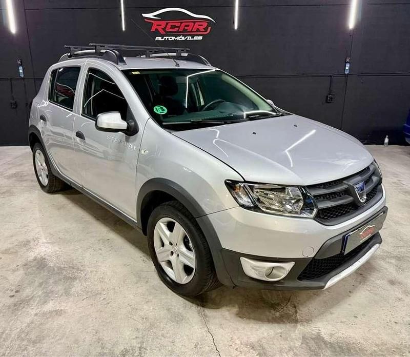 Usado Dacia Sandero Stepway 90 CV (66 kW) 2015 Gris Utilitario