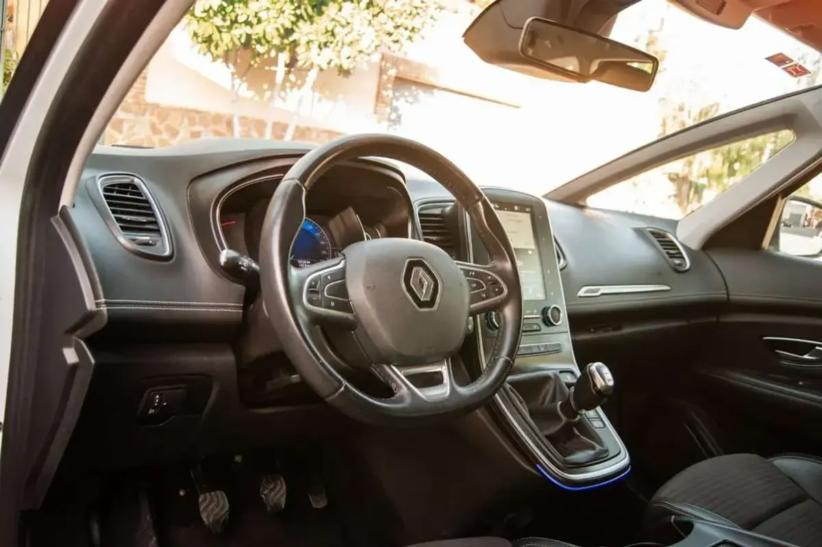 Usado Renault Scenic E-Tech LIMITED 139 CV (102 kW) 2018 Blanco Monovolumen