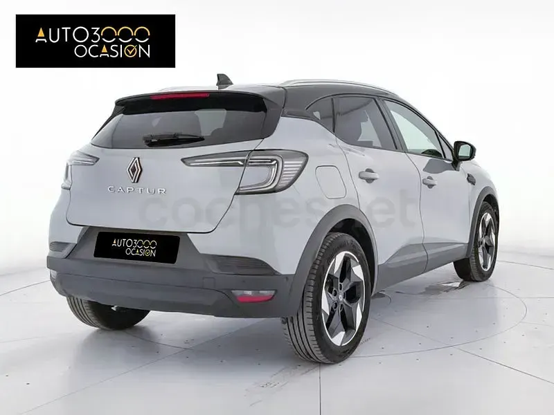 Usado Renault Captur Techno 100 CV (73 kW) 2025 Gris / plata SUV