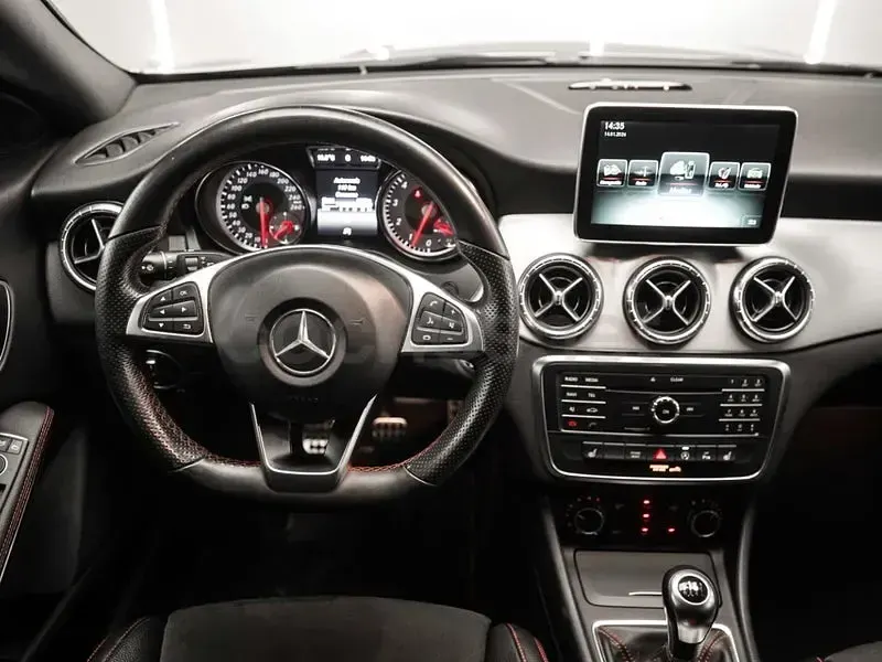 Usado Mercedes CLA250 Shooting Brake 218 CV (160 kW) 2016 Gris / plata Familiar
