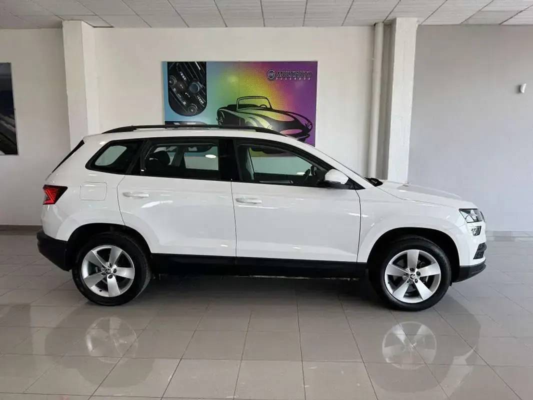 Usado Skoda Karoq Ambition 150 CV (110 kW) 2021 Blanco SUV
