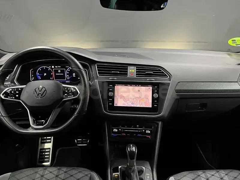 Usado VW Tiguan R-line 150 CV (110 kW) 2023 Gris / plata SUV