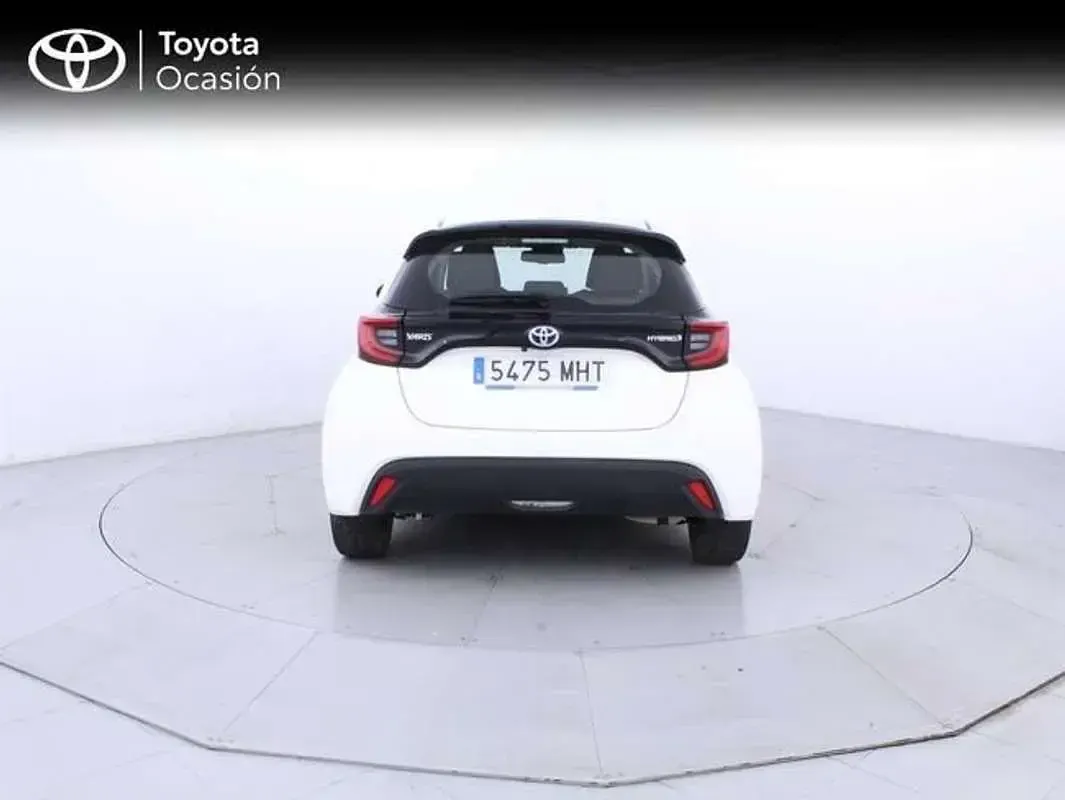 Usado Toyota Yaris Hybrid Active 116 CV (85 kW) 2023 Blanco Berlina