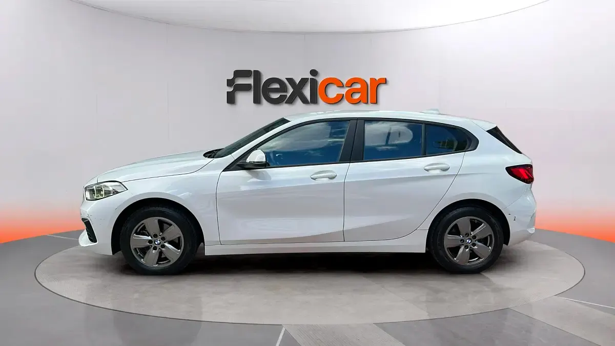 Begagnad BMW 118 136 HK (100 kW) 2022 Vit Halvkombi