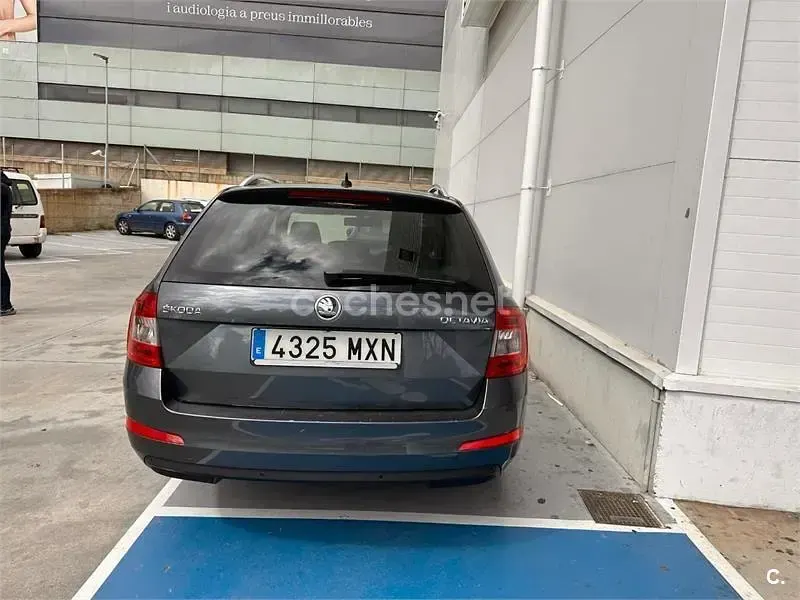 Usado Skoda Octavia Ambition 150 CV (110 kW) 2016 Gris / plata Familiar